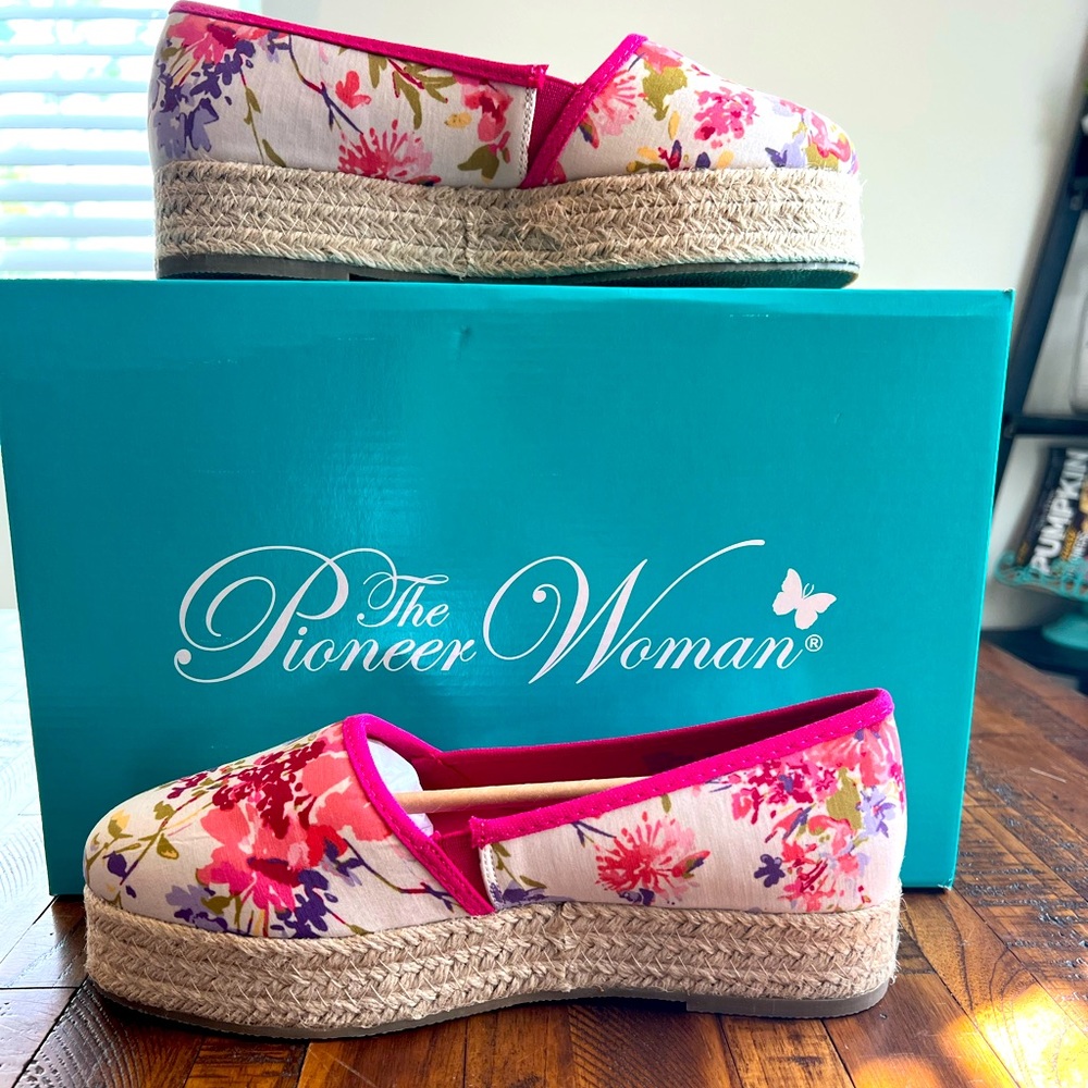 NEW! “Begonia Blossom” Pioneer Woman Printed Platform Espadrilles.